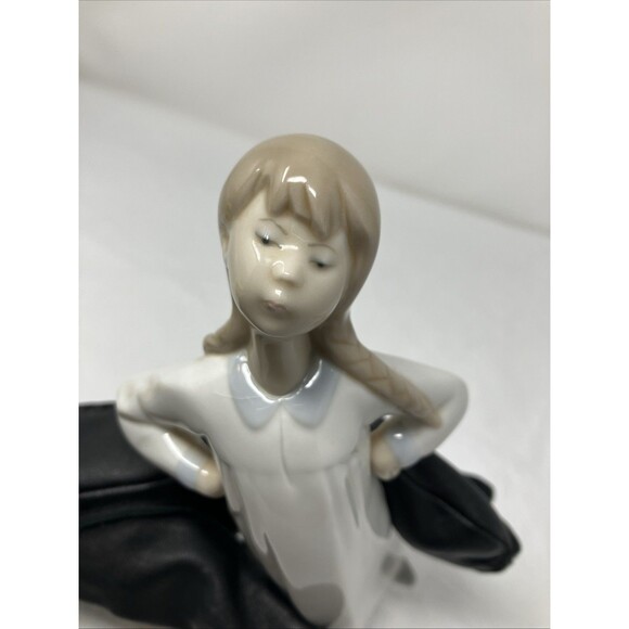 Lladro Girl In Nightgown Stretching Figurine 4872 Glossy Finish Spain - Picture 7 of 16